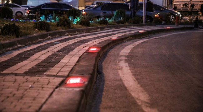 TALAS'IN KAVŞAKLARINA IŞIKLI REFLEKTÖR