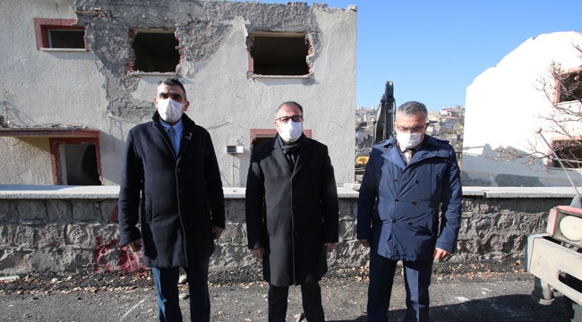 50 YILLIK ESKİ YAPILAR YIKILDI