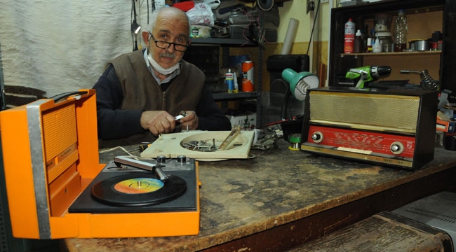57 YILLIK USTA PLAK VE RADYOLARI TAMİR EDİYOR