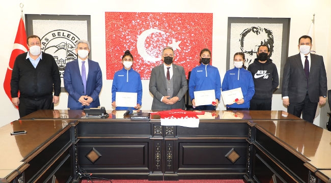 BAŞKAN YALÇIN TALAS'LI SPORCULARI AĞIRLADI