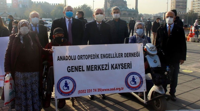 CMUHURİYET MEYDANI'NDA TÖREN DÜZENLENDİ