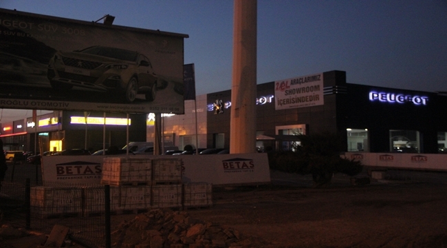 İNCİROĞLU PEUGEOT BAYİSİNE MERMİ İSABET ETTİ