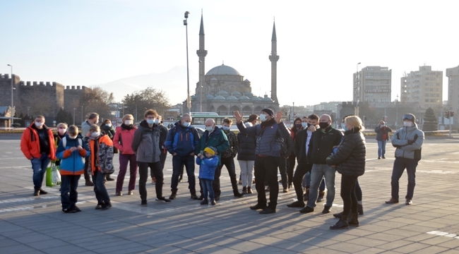 KAYAK TESİSİ KAPANDI, TURİST MEYDANA İNDİ