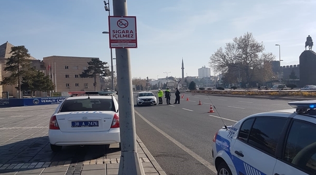 MEYDANA SİGARA İÇİLMEZ LEVHALARI ASILDI