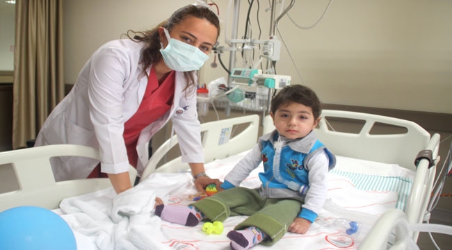 MİNİK İLAYDA OYUNCAKLARI İLE OYNAMAYA BAŞLADI