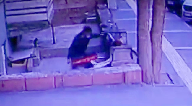 MOTOSİKLET HIRSIZLARI GÜVENLİK KAMERASINDA