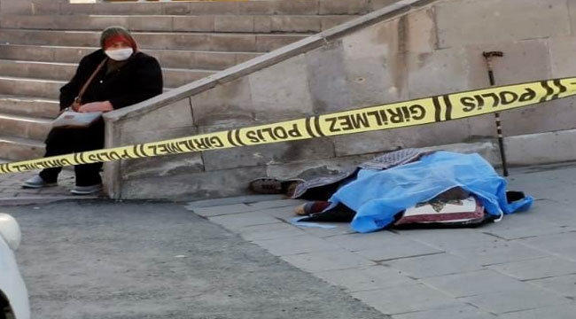 ÖLEN ADAMIN EŞİ YANINDAN AYRILMADI