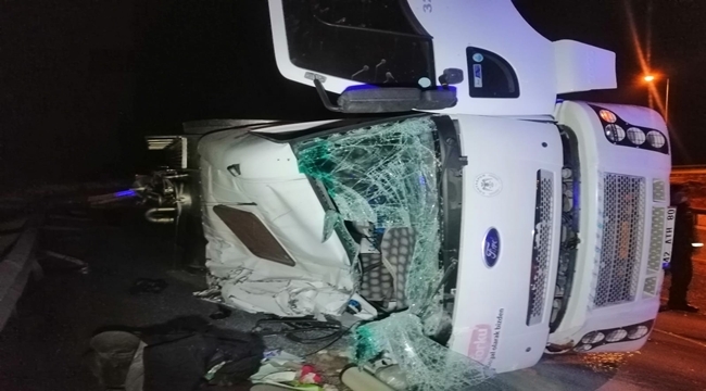 TANKER DEVRİLDİ, TONLARCA SÜT YOLA DÖKÜLDÜ