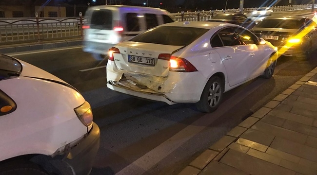 TRAFİK KAZASI: 3 ARAÇ HASARLI