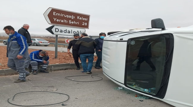 TRAFİK KAZASI: MİNİBÜS YAN YATTI