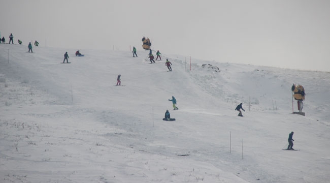 TURİSTLER'DEN KAYAK EĞLENCESİ