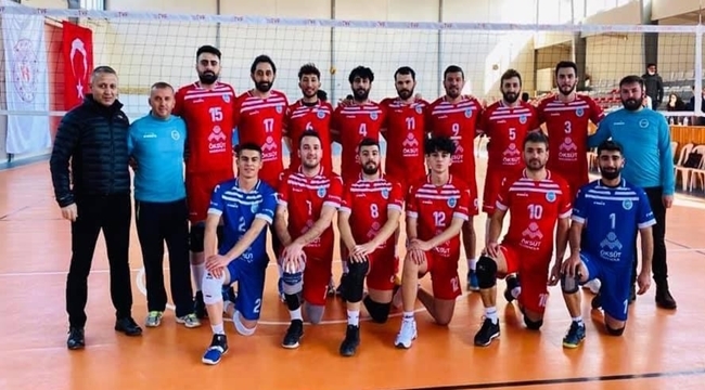 DEVELİ ZİRVEDEKİ YERİNİ KORUYOR