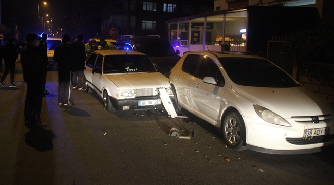 İKİ ARACA ÇARPARAK DURDU