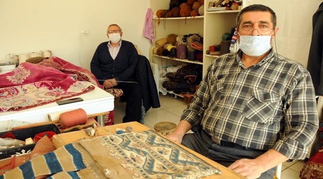 KARDEŞLER HASARLI HALILARI TAMİR EDİYOR