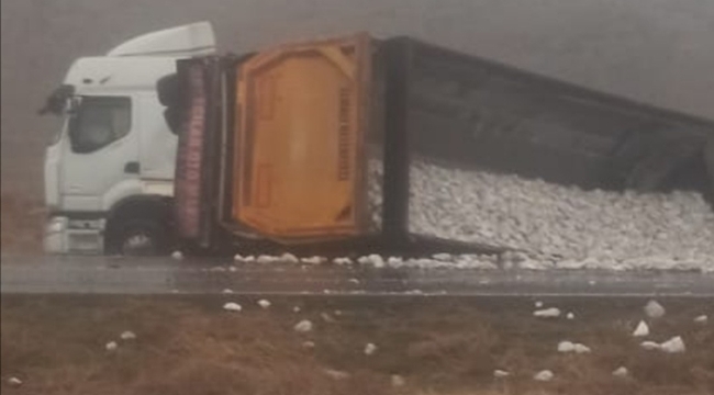 KİREÇ YÜKLÜ TIR KAZA YAPTI