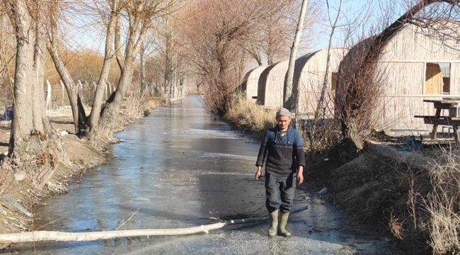 KUŞ CENNETİNDEKİ GÖL BUZ TUTTU