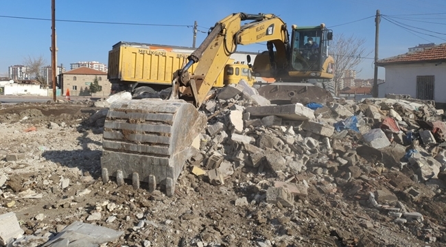 MELİKGAZİ METRUK BİNALARI YIKIYOR