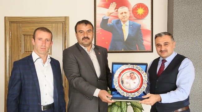 MUHTARDAN BAŞKAN CABBAR'A TEŞEKKÜR PLAKETİ