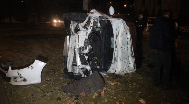 OTOMOBİL HURDAYA DÖNDÜ: 3 YARALI