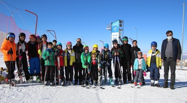 ÖZDOĞAN, HADAK'LI SPORCULARLA BİR ARADA