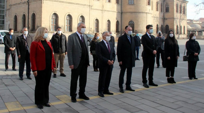 TÜRK BAYRAĞI GÖNDERE ÇEKİLDİ