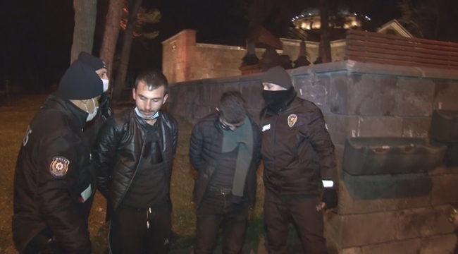 YAKALANDILAR GÜLMELERİ DİKKAT ÇEKTİ