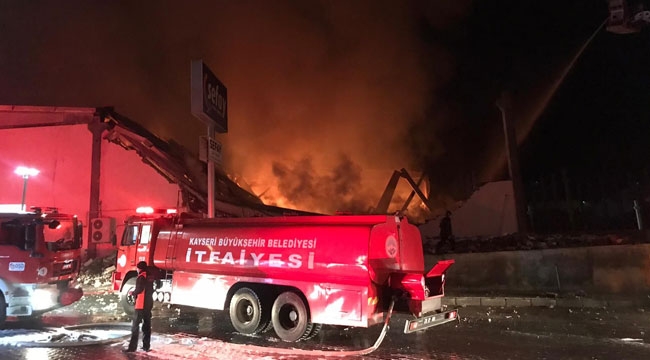 YANGINDA HANGARLARIN ÇATISI ÇÖKTÜ