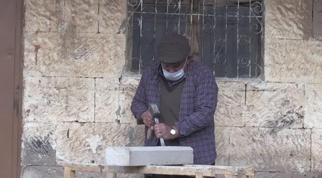 GEÇİMİNİ TAŞTAN SAĞLIYOR