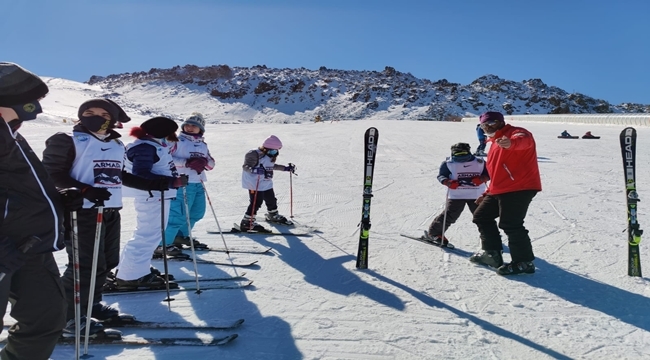 İLK DEFA KAYAK YAPTILAR