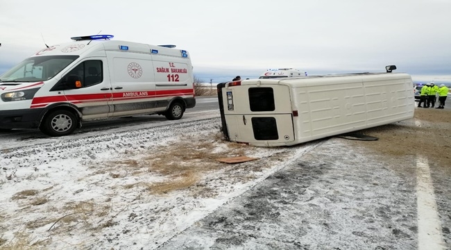 İŞÇİ SERVİSİ DEVRİLDİ:10 YARALI