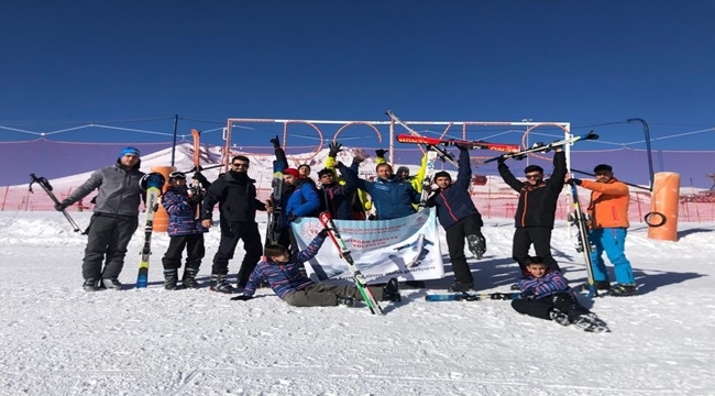 İZMİR'DEN GELDİLER KAR'IN KEYFİNİ ÇIKARDILAR