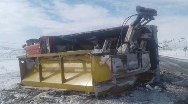 KAR KÜREME ARACI DEVRİLDİ