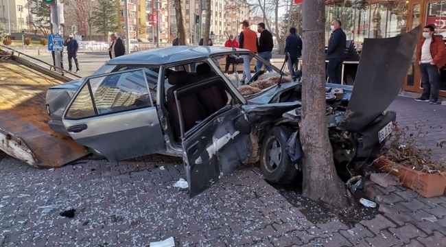 KISITLAMADA FECİ KAZA: 3 YARALI