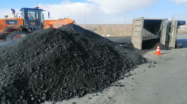 KÖMÜR YÜKLÜ TIR DEVRİLDİ YOL ULAŞIMA KAPANDI
