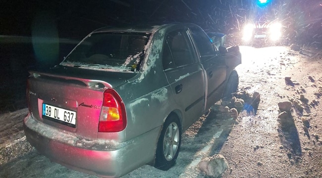 OTOMOBİL TIRIN ALTINA GİRDİ:3 YARALI