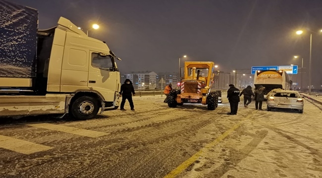 TIR,YOLCU OTOBÜSÜ VE OTOMOBİL KAZA YAPTI YOL TRAFİĞE KAPANDI