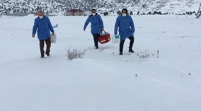 ZORLUKLARI KORONA VİRÜSÜ YENMEK İÇİN AŞIYORLAR