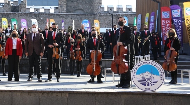 100 KİŞİLİK KORO İSTİKLAL MARŞINI SESLENDİRDİ