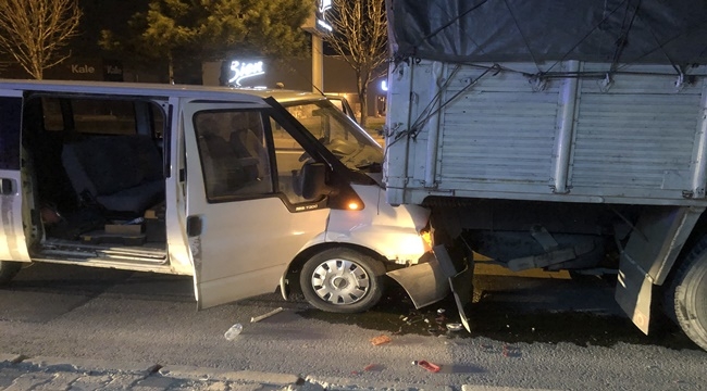 ARACINA SIKIŞAN SÜRÜCÜ DİREKSİYON BAŞINDA BAYILDI