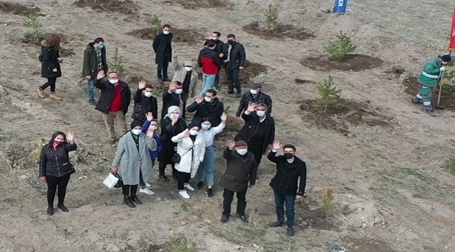 BAŞKAN ÇOLAKBAYRAKDAR, ŞEHİTLERİN ANISINA AĞAÇ DİKTİ