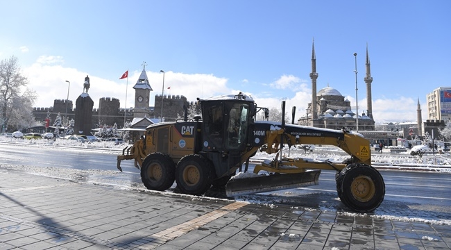 BÜYÜKŞEHİR'DE EKİPLER FEDAKÂRCA ÇALIŞTI