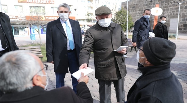 ÇOLAKBAYRAKDAR VATANDAŞLARA MASKE DAĞITTI