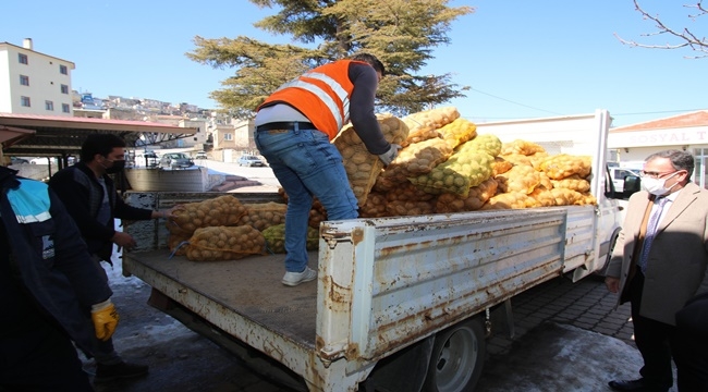 HACILAR BELEDİYESİ PATATES DAĞITTI