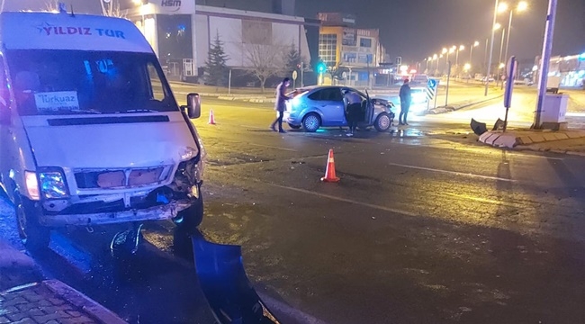 İKİ ARAÇ ÇARPIŞTI: 5 YARALI