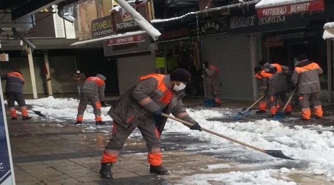 MELİKGAZİ'DE KAR TEMİZLEME MESAİSİ