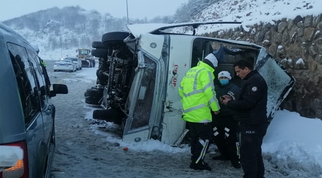 MİDİBÜS DEVRİLDİ: 25 TURİST YARALANDI
