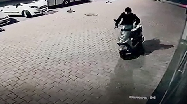 MOTOSİKLETİ ÇALDIĞI ANLAR GÜVENLİK KAMERASINDA GÖRÜNTÜLENDİ