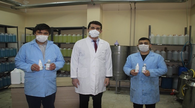 ÖĞRETMEN VE ÖĞRENCİLER BİTKİSEL DEZENFEKTAN ÜRETTİ