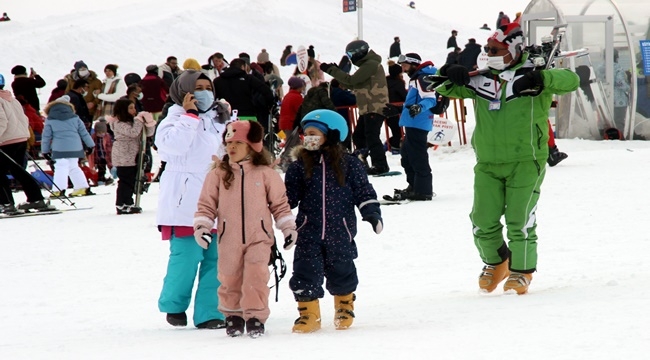 PİSTLER KAYAKSEVERLERLE DOLDU