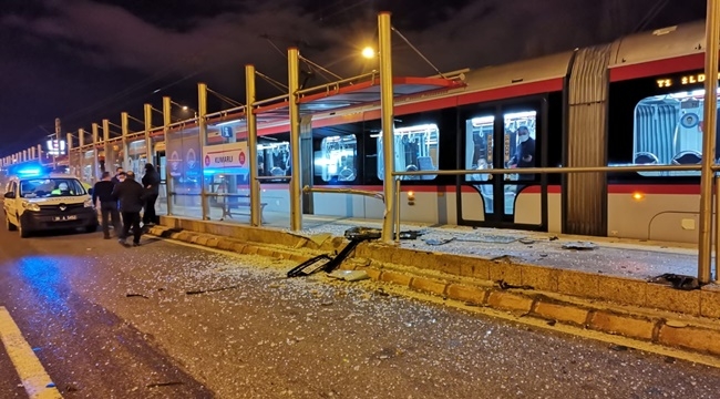 TRAFİK KAZASINDA TRAMVAY ZARAR GÖRDÜ